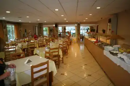 Village Inn Studios & Family - 5