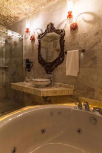 Solo Cave Suites - 115
