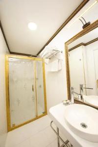 Empire Suite - 19