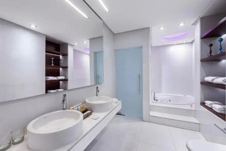 Four Points by Sheraton - 11