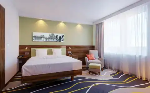 Hampton by Hilton - 8