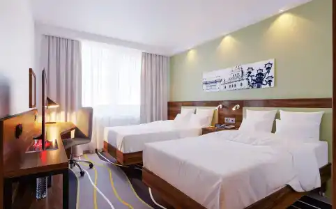 Hampton by Hilton - 12