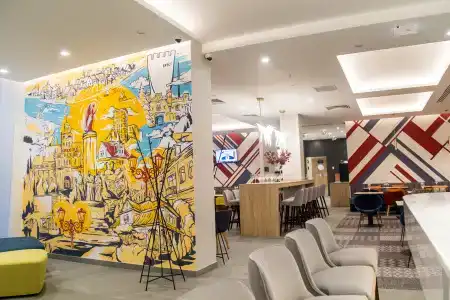 Hampton by Hilton - 4