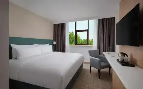 DoubleTree by Hilton - 7