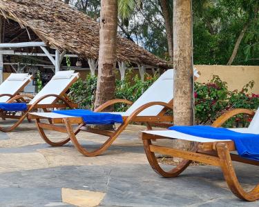 Sunny Palms Beach Bungalows - 2