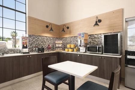 Days Inn & Suites by Wyndham Houston Hobby Airport - 21