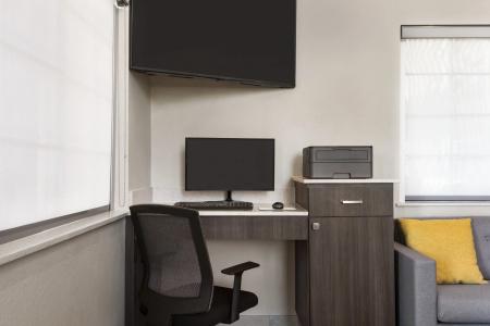 Days Inn & Suites by Wyndham Houston Hobby Airport - 22