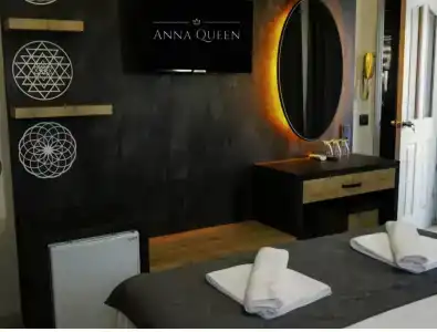 Anna Queen - 13