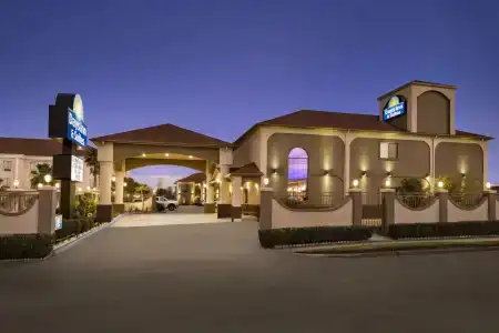 Days Inn & Suites by Wyndham Houston Hobby Airport - 1