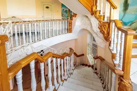 Замок на берегу каскада озер в Новой Москве - 21