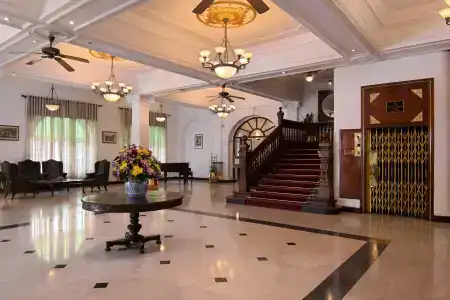 Queen's - 7
