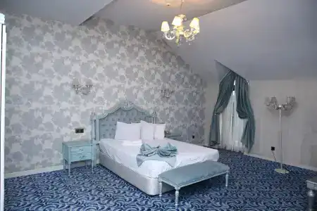 Deluxe - 32