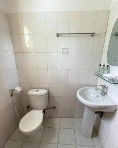 Sunny Palms Beach Bungalows - 17