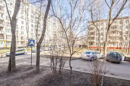 У метро Сходненская - 16