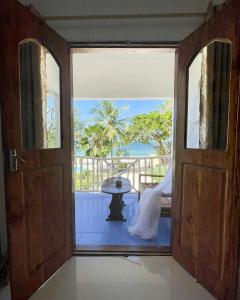 Sunny Palms Beach Bungalows - 11