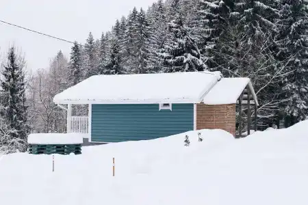 Домик у леса с видом на озеро - 3