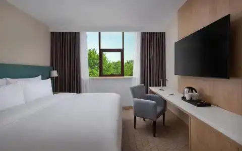 DoubleTree by Hilton - 5