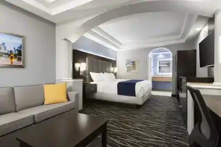 Days Inn & Suites by Wyndham Houston Hobby Airport - 12