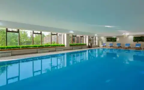 DoubleTree by Hilton - 9