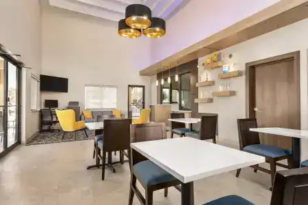 Days Inn & Suites by Wyndham Houston Hobby Airport - 27