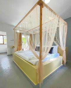 Sunny Palms Beach Bungalows - 10