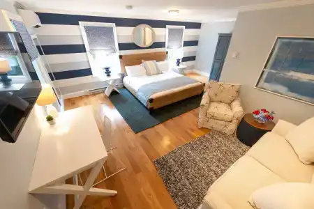 Town & Tide Inn - 26