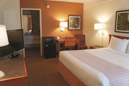 La Quinta Inn By Wyndham San Antonio South Park - 1