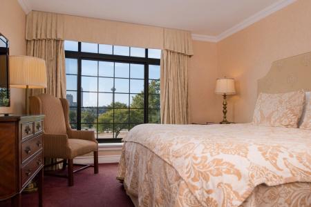 Red Coach Inn - 3