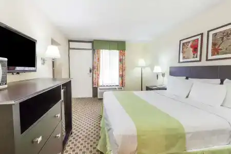 Days Inn By Wyndham Grapevine Dfw Airport North - 10