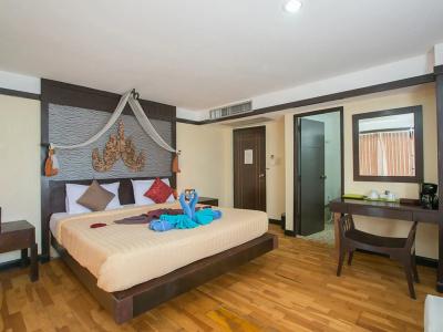 OYO 255 The Ocean Patong - 39
