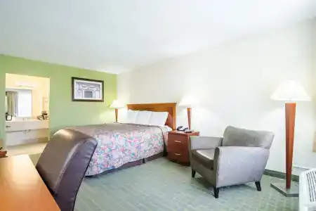 Rodeway Inn & Suites Southeast - 30
