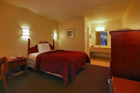 Super 6 Inn & Suites - 12