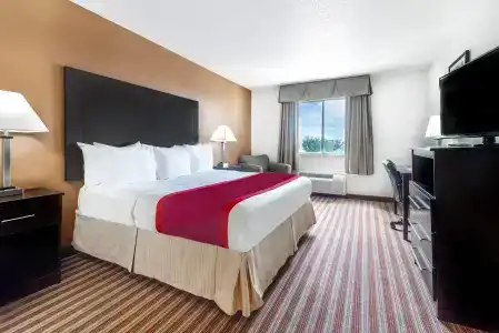 Days Inn & Suites by Wyndham Dallas - 25