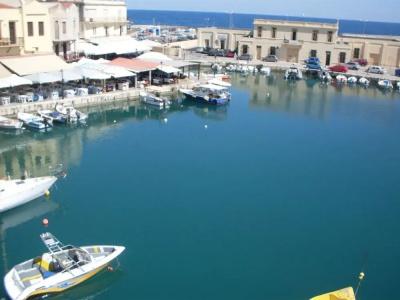 Faros Rooms & Suites - 17