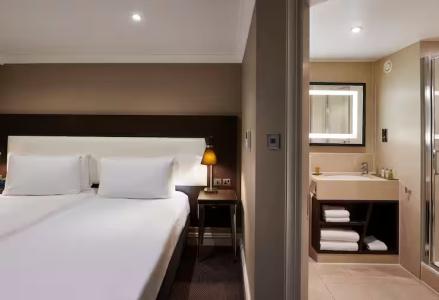 DoubleTree by Hilton London Ealing - 32