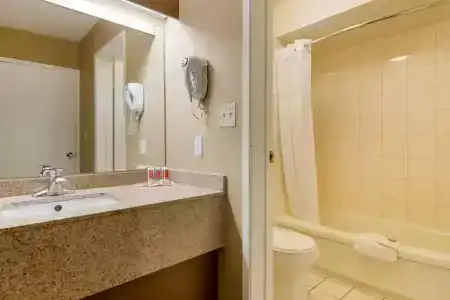 Econo Inn & Suites - - 58