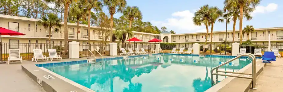 TraveInn & Suites by Wyndham Airport - 6
