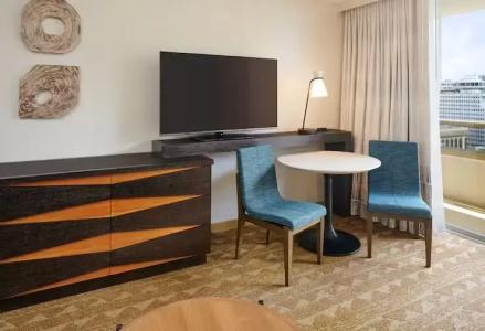 Embassy Suites by Hilton Waikiki Beach Walk - 98