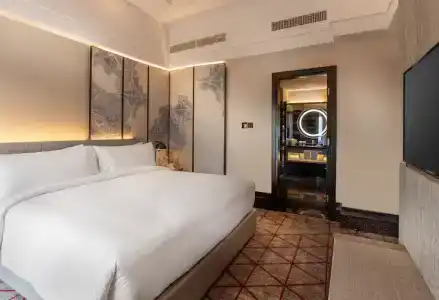 DoubleTree by Hilton Lakeside - 86