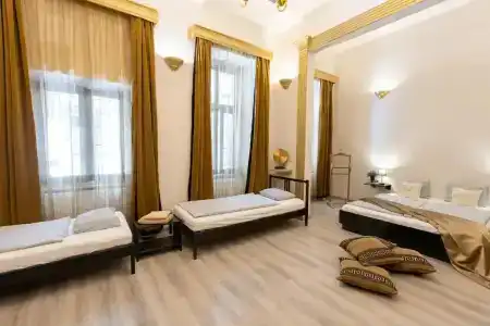 Friends Hostel & - 71