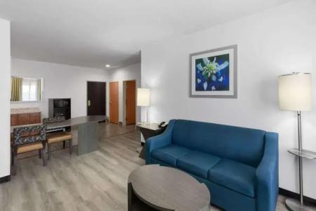 Days Inn & Suites by Wyndham Medical Center - 31