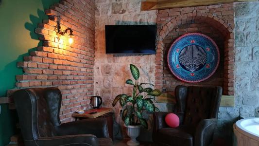 THE RED HORSE - 85