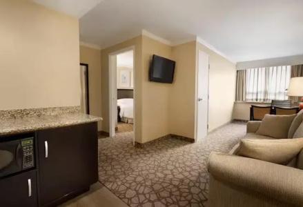 Embassy Suites Los Angeles - 41