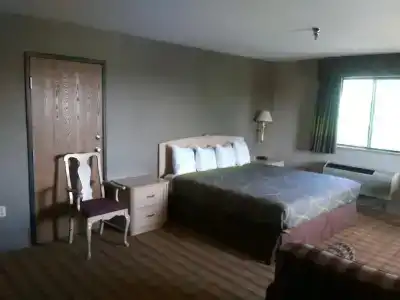Super 8 by Wyndham West/Coors Blvd - 60
