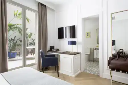 Midmost by Majestic Hotel Group - 10