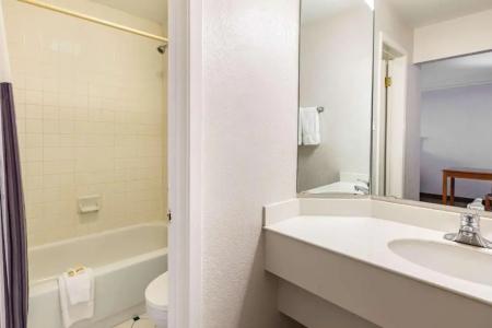 La Quinta Inn By Wyndham West - 34