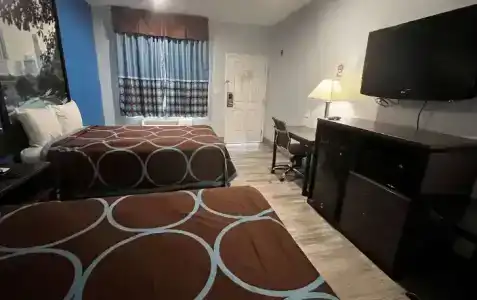 Super 8 by Wyndham Houston North I-45 - 62