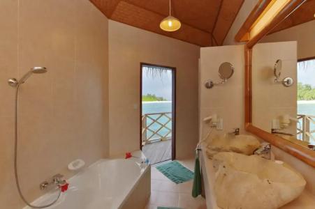 Angaga Island and Spa - 9