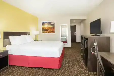 Days Inn by Wyndham Phoenix North - 31