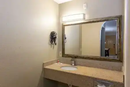 Super 8 by Wyndham Dallas East - 26